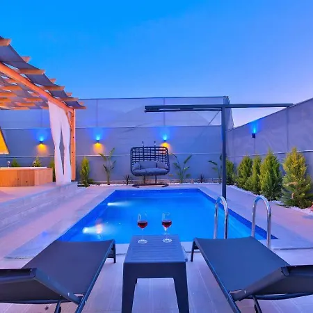 2 Bedroom Secluded With Private Pool Hot Tub Villa *