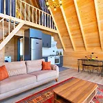 2 Bedroom Secluded With Private Pool Hot Tub *