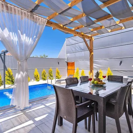 2 Bedroom Secluded With Private Pool Hot Tub Villa *