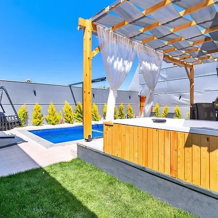 2 Bedroom Secluded With Private Pool Hot Tub *