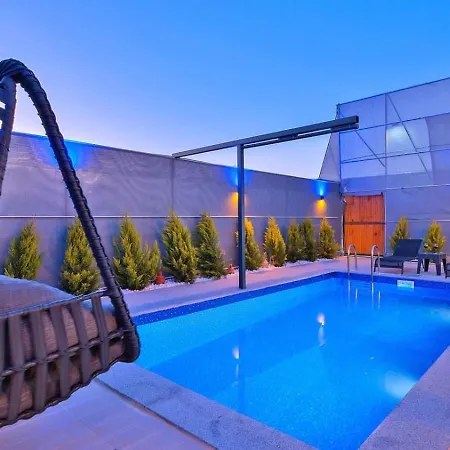 2 Bedroom Secluded With Private Pool Hot Tub *