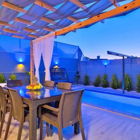 Villa 2 Bedroom Secluded With Private Pool Hot Tub *